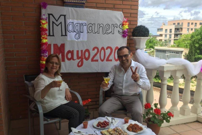 Els veïns del barri dels Magraners van celebrar divendres un vermut als seus domicilis. A la imatge de la dreta, un balcó decorat durant les festes de Torrelameu.