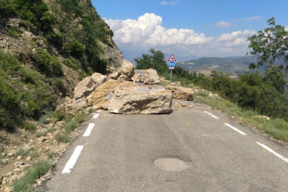 Les roques que ahir van tallar la carretera que uneix Castell de Mur amb Sant Esteve de la Sarga.