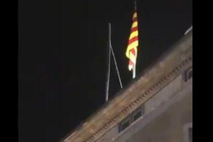 VÍDEO | Retiren la bandera espanyola del Palau de la Generalitat