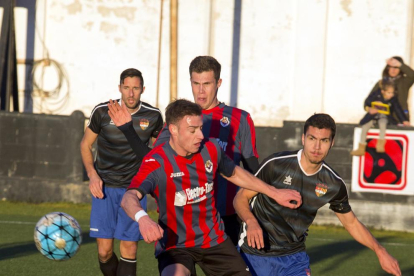 Un jugador del Tàrrega lluita pel control de la pilota amb un jugador de l’Andorra durant el partit d’ahir.