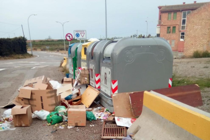 Contenedores desbordados en la calle Salvador Espriu de Torres de Segre.