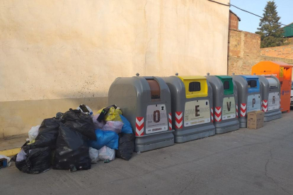 Contenedores desbordados en la calle Salvador Espriu de Torres de Segre.