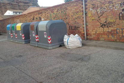 Contenedores desbordados en la calle Salvador Espriu de Torres de Segre.