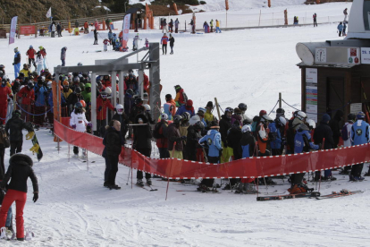 Esquiadors ahir al migdia a l’espera de pujar a un remuntador obert a l’estació de Boí Taüll.