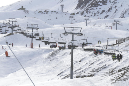 Esquiadores ayer a mediodía a la espera de subir a un remonte abierto en la estación de Boí Taüll.