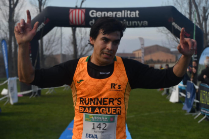 Un momento de la salida en la Cursa de la Serra, que ayer celebró su edición número 12 en Puigverd de Lleida.