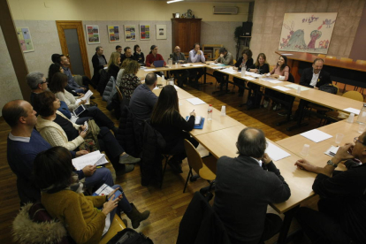 Imatge d’arxiu d’una reunió del consell escolar municipal.