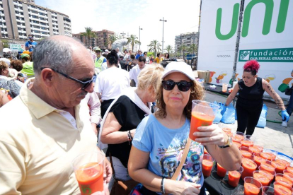 Vista de la mayor ración de gazpacho del mundo, según la edición del Libro Guinness de los Récords 2021 publicado este lunes, donde se sirvieron 9.800 litros en Almería.