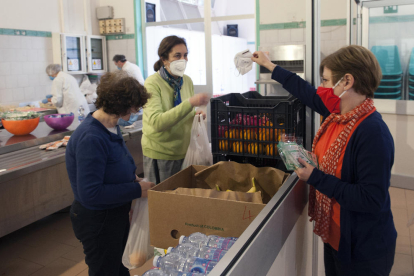 Voluntarios de la comunidad de Sant’Egidio distribuyen alimentos a necesitados en Roma. 