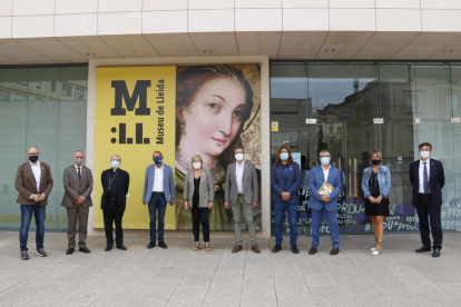 La consellera de Cultura, Àngels Ponsa, amb l'alcalde de Lleida, Miquel Pueyo, el president de la Diputació, Joan Talarn, i altres autoritats, davant del Museu de Lleida, el setembre passat.