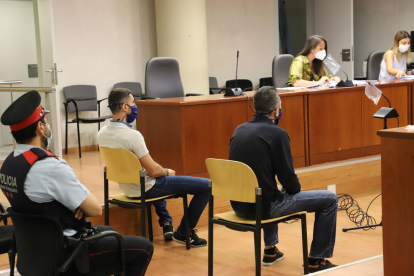 Los dos acusados, el primer día de juicio en la Audiencia de Lleida. 