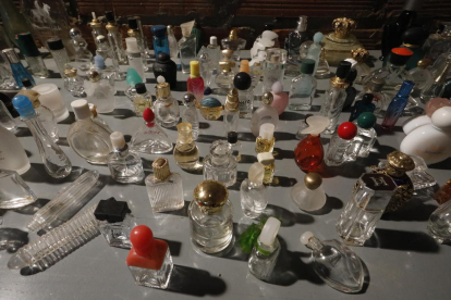 Ramon Ribé comenzó a coleccionar botellas de colonia hace casi 20 años y actualmente tiene almacenadas unas 1.000.