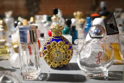 Ramon Ribé comenzó a coleccionar botellas de colonia hace casi 20 años y actualmente tiene almacenadas unas 1.000.