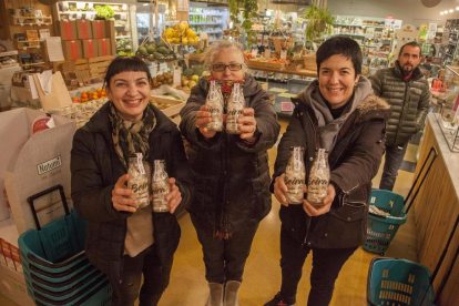 Botes de caramelos ‘Boira de Ponent’ en la tienda Fem Cadena de Tàrrega. 