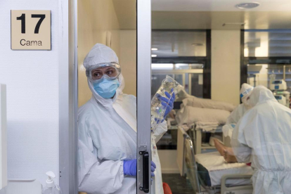 Varias enfermeras de la unidad de cuidados intensivos (UCI) atienden a un paciente infectado con COVID 19