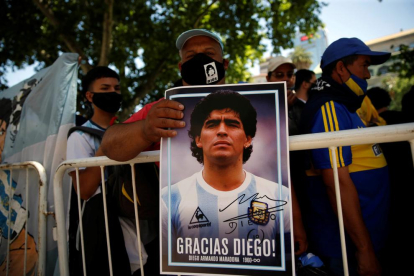Alerta, noticia falsifica: No ha muerto un empleado funerario que fotografió el cadáver de Maradona