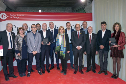 Imatge del president Torra amb els premiats a la novena edició dels Premis Cambra.