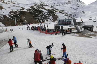 Esquiadors ahir al migdia a Boí Taüll, on el vent va obligar a tancar gairebé tots els remuntadors.