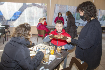 Imagen de una comida en un bar de Tàrrega, donde se permite un máximo de 4 personas por mesa.