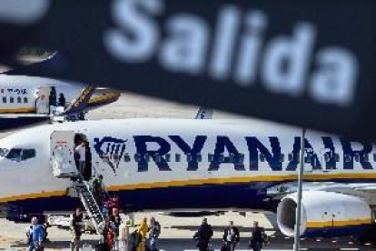 Ryanair cancela vuelos ante la caída de la demanda por el coronavirus