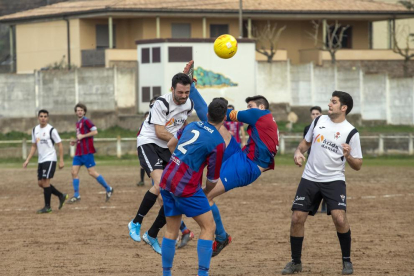 Jugadores del Vallfogona y del Torà disputando la posesión de la pelota. 
