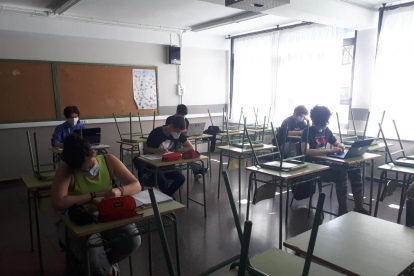 Los primeros alumnos en el instituto de Vielha tras el cierre por la crisis sanitaria del coronavirus.