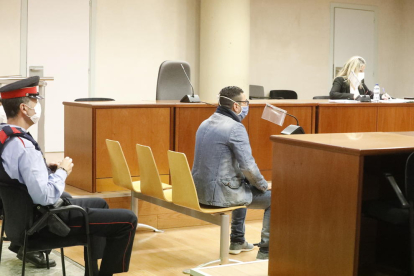 El acusado, en prisión preventiva por esta causa, ayer en el juicio celebrado en la Audiencia de Lleida. 
