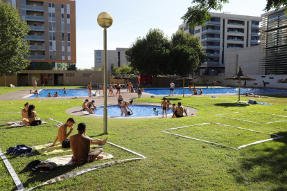 Imagen de las piscinas de Cappont ayer por la tarde con separadores en el suelo que garantizan los dos metros de distancia de seguridad. 