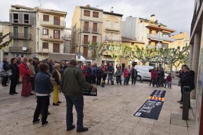 Lleida - Centenars de persones a la plaça Ricard Viñes de la capital van protestar contra la resolució de la Junta Electoral i van advocar per defensar el dret de Puigdemont, Comín i Ponsatí de presentar-se a les eleccions europees del 26-M.