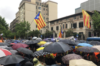 Lleida - Centenars de persones a la plaça Ricard Viñes de la capital van protestar contra la resolució de la Junta Electoral i van advocar per defensar el dret de Puigdemont, Comín i Ponsatí de presentar-se a les eleccions europees del 26-M.