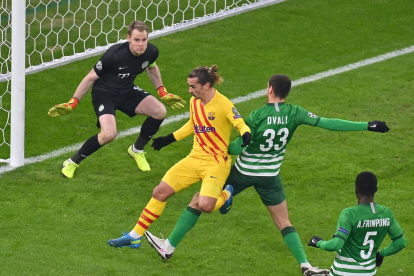 Griezmann pugna con un defensa del Ferencváros.