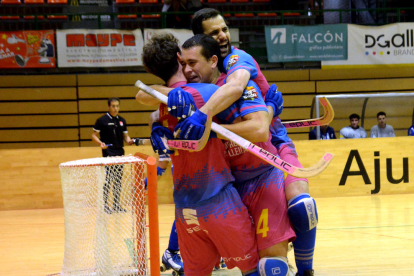 Jugadores del Llista celebran un gol ante el Voltregà.