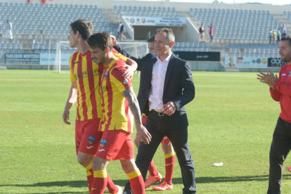 Joan Carles Oliva felicita a los jugadores el pasado domingo tras el triunfo en Cuenca.