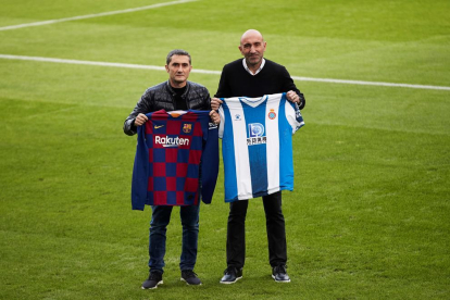 Valverde y Abelardo se hicieron ayer la foto tradicional con las camisetas de sus equipos.