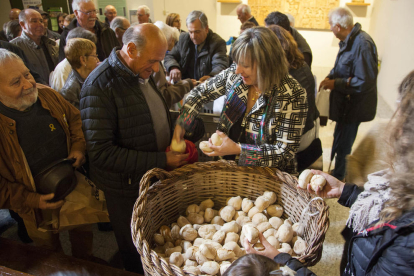 Centenares de personas recibieron sus panecillos bendecidos de la Santa Creu ayer en Anglesola. 