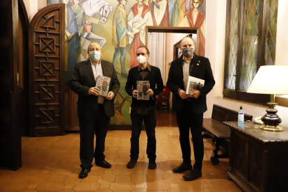 Antoni Gelonch, Francesc Canosa y Jaume Rutllant poco antes de la presentación del libro en la Paeria.