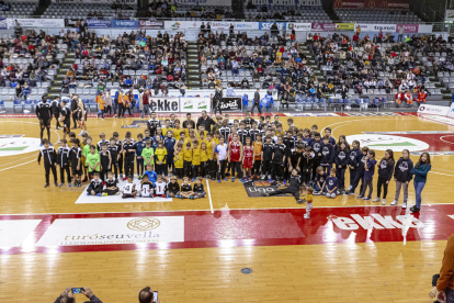 Todos los jugadores de los diferentes clubes que participaron, durante el descanso del partido de ayer, en el Dia del Bàsquet Lleidatà.