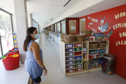 En la escuela la Mitjana han sacado al pasillo estanterías para dejar más espacio en las aulas.