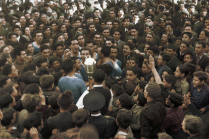 Moment de la celebració de la conquesta del trofeu amb Manuel Planella portant la Copa.
