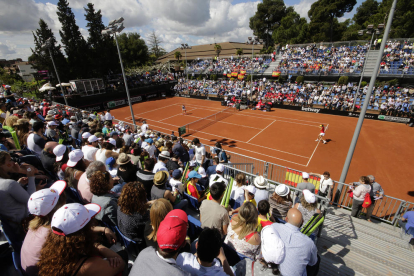 Vista general de la pista central del CT Lleida abarrotada de público con 2.000 espectadores, en 2016, en la eliminatoria España-Italia.