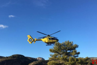 Un helicóptero de emergencia se dirige al lugar del suceso, ayer.