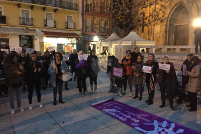 Una imatge de la concentració a Lleida contra la sentència per la violació d'una discapacitada.