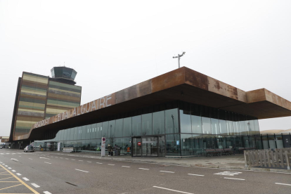 La terminal y la torre de control del aeropuerto de Alguaire.