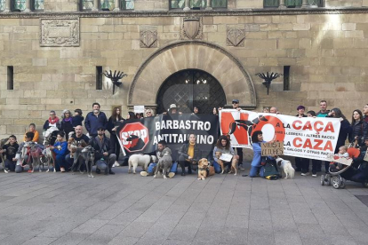 Participants aquest diumenge en la manifestació contra la caça i la defensa dels llebrers i altres races, a la plaça Paeria de Lleida