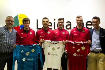 Los cuatro jugadores renovados del Alpicat, entre Francesc Sapena y Ricard Vizcarra.
