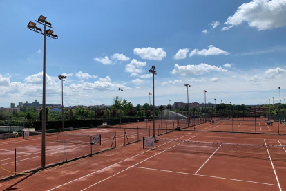 Imagen de pistas de tenis vacías en el Club Tennis Urgell.