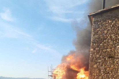 El fuego que calcinó ayer una casa de madera en Llimiana.
