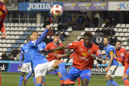 Tano intenta despejar el balón ante el jugador del Teruel, Peñaloza.