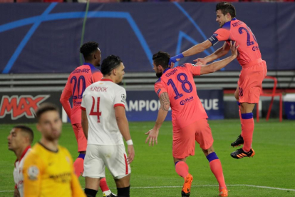 Giroud celebra el primer dels seus quatre gols davant del Sevilla.