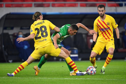 Óscar Mingueza intenta arrebatar el balón a un jugador del Ferencvaros.